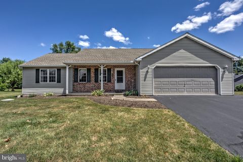 Photo of 1112 Village Circle, Denver, PA 17517 (MLS # PALA2053308)