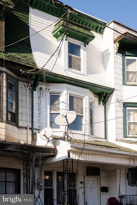 Townhouse For Sale - 11 E Commerce Street<br/> SHAMOKIN, PA 17872