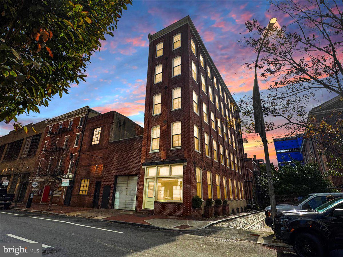 320 RACE STREET 1