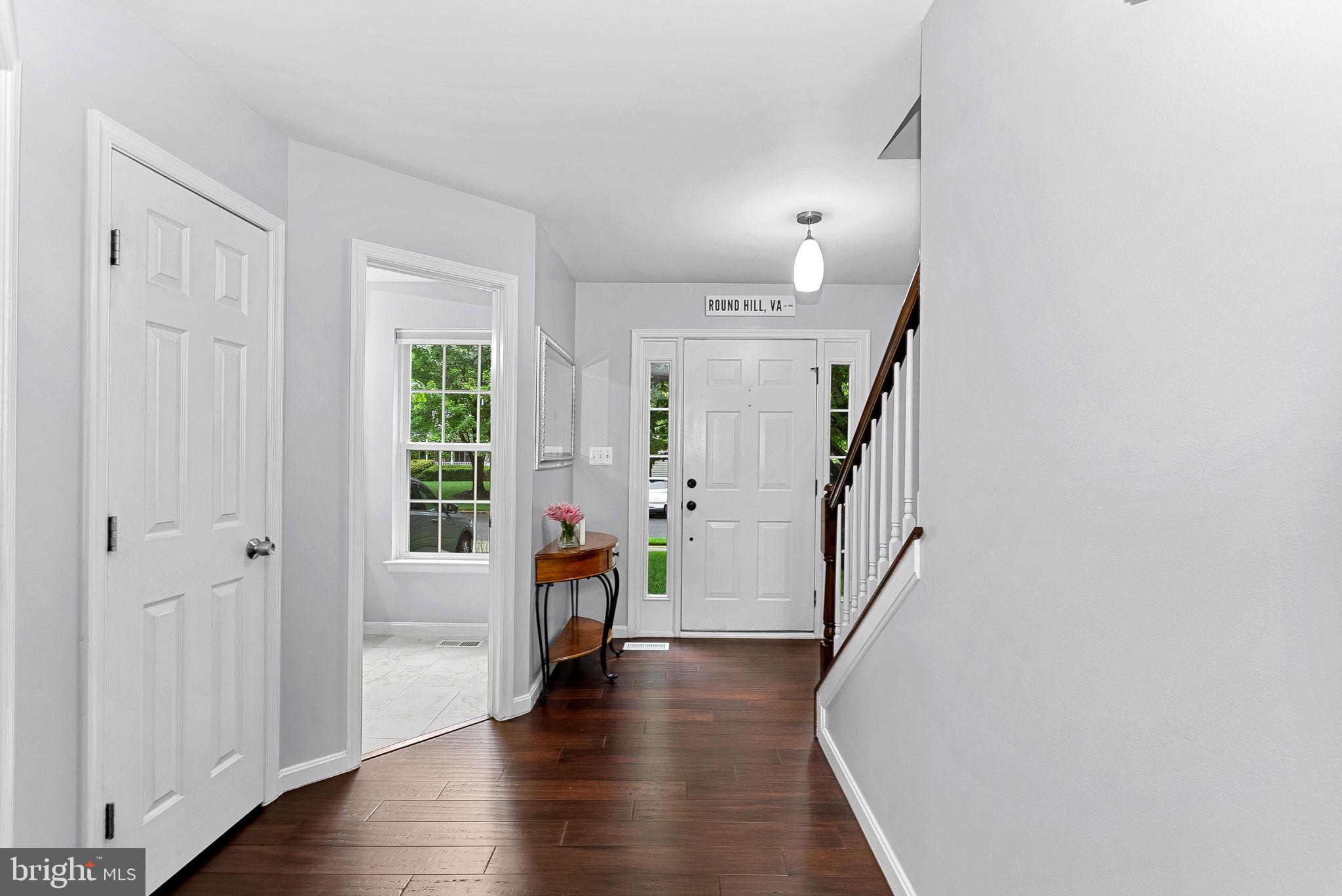 ROUND HILL - Residential