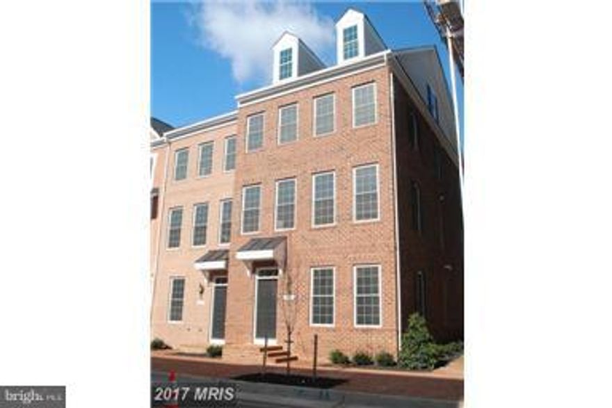 SUPERB END UNIT IN DOWNTOWN LEESBURG, 4 LEVELS, 4 BEDROOMS, 3 BATHS, GRANITE, HARDWOOD. WALK TO SHOPS, RESTAURANTS, DOWNTOWN EVENTS, EVERYTHING. FANTASTIC!!!