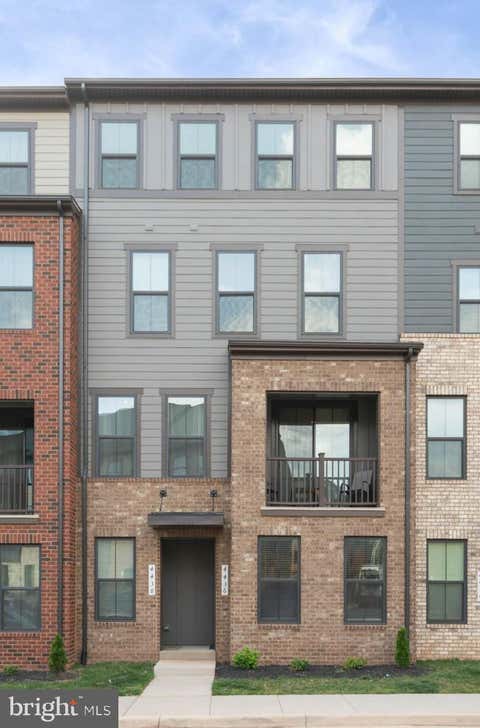 Townhouse For Sale - 4436 Field Gate Lane #155<br/> CHANTILLY, VA 20151