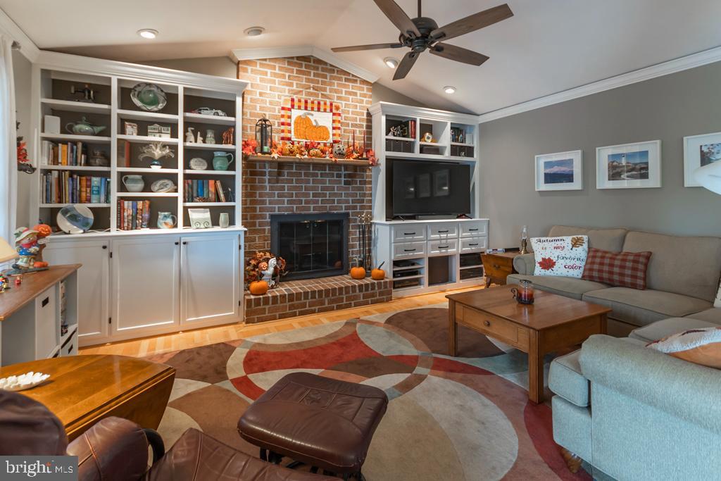 PERRY HALL COURTS - Residential