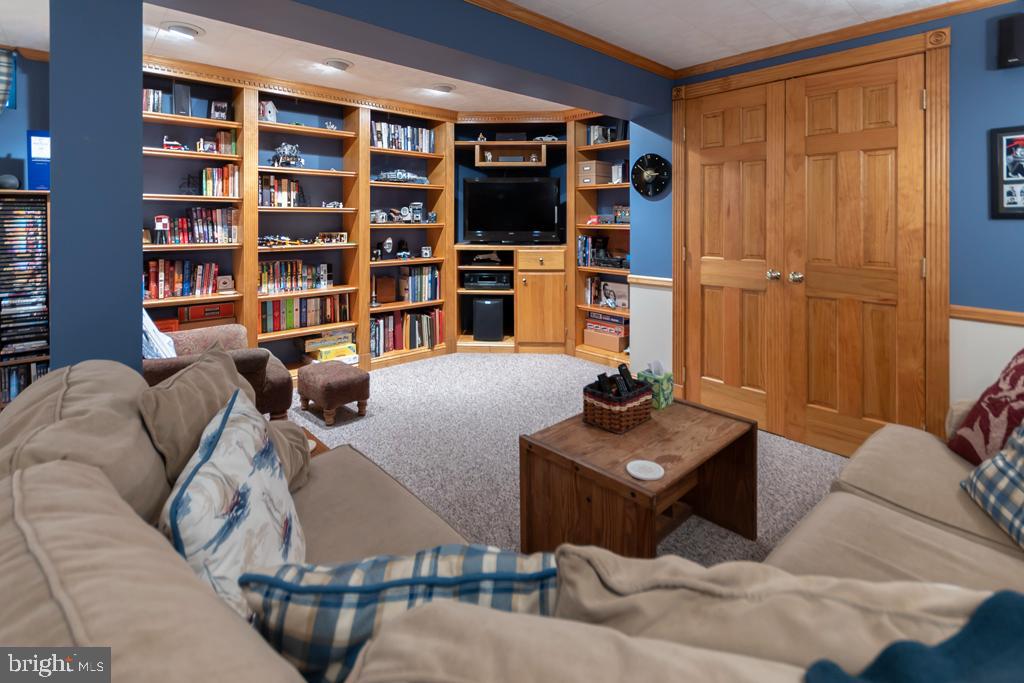 PERRY HALL COURTS - Residential