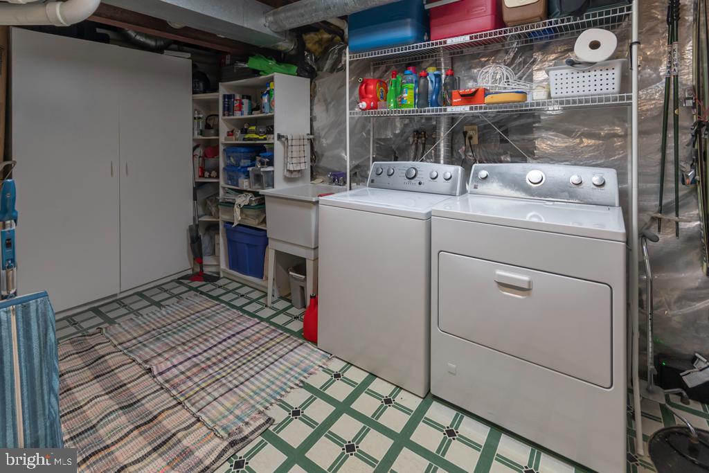 PERRY HALL COURTS - Residential