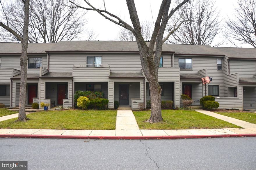 BEAUTIFUL UNIT--FRESH AND READY TO CALL HOME--THREE BEDROOMS AND 2.5 BATHS--LOVELY COMMUNITY WITH POOL AND TOT LOT--KITCHEN TO DIE FOR--CERAMIC BATHS--FRESHLY PAINTED INSIDE AND OUT--PRIVATE BALCONY OFF MASTER BEDROOM--WALKING DISTANCE TO DOWNTOWN--COVERED ENTRYWAY--SHED--YOUR SEARCH IS OVER--COME SEE FOR YOURSELF--YOU WILL BE PLEASED--HOA INCLUDES ROOF AND EXTERIOR PAINT--IMMEDIATE OCCUPANCY