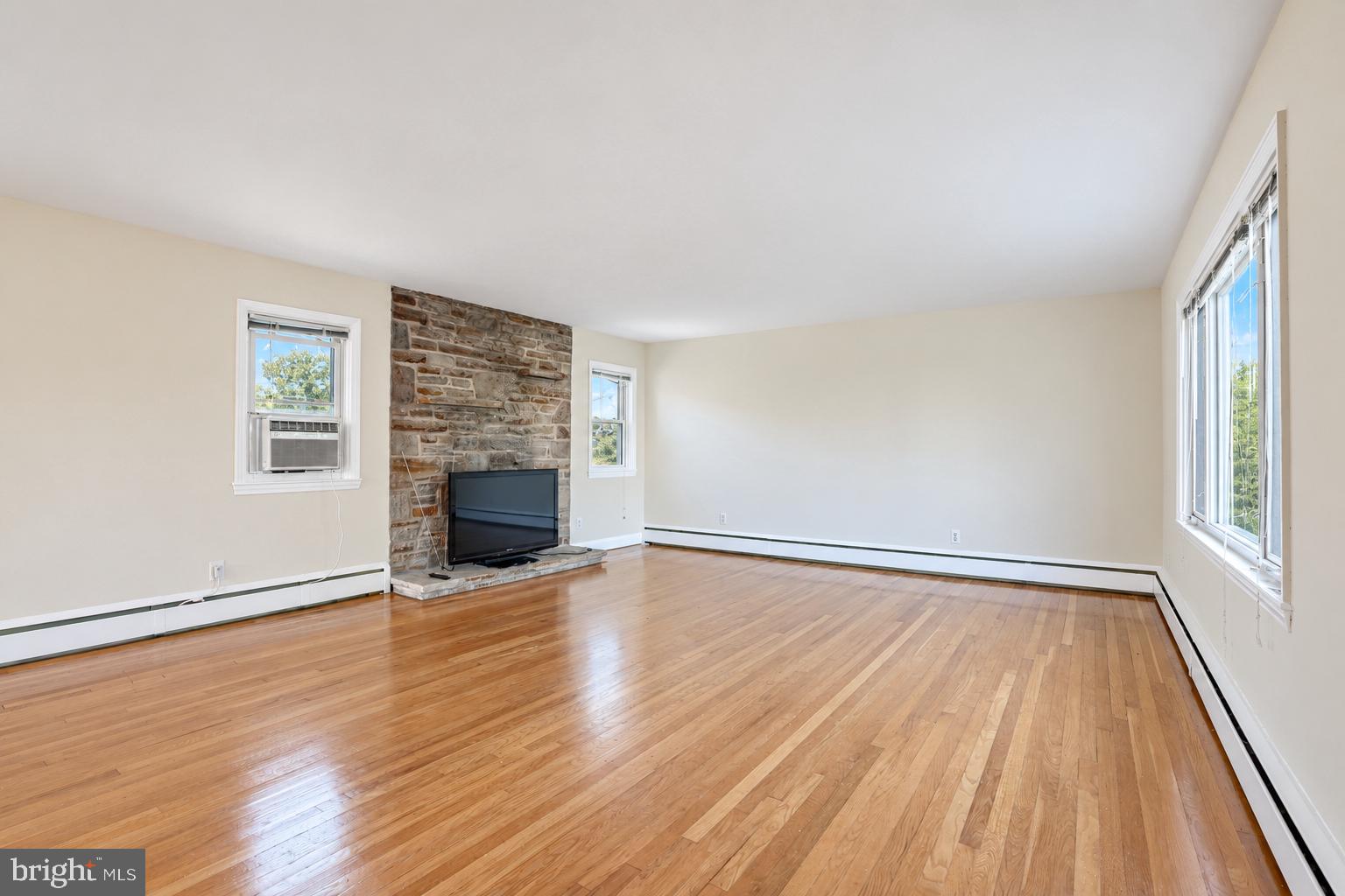 1911 ROLLING GLEN ROAD