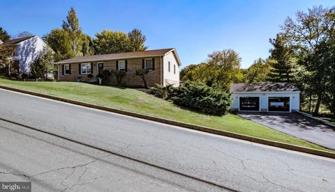 Photo of 1461 Linden Street, FRONT ROYAL, VA 22630 (MLS # VAWR2012596) Photo of 1461 Linden Street, FRONT ROYAL, VA 22630 (MLS # VAWR2012596)