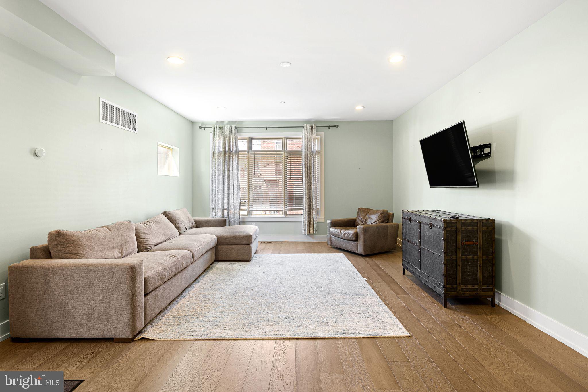 POINT BREEZE - Residential