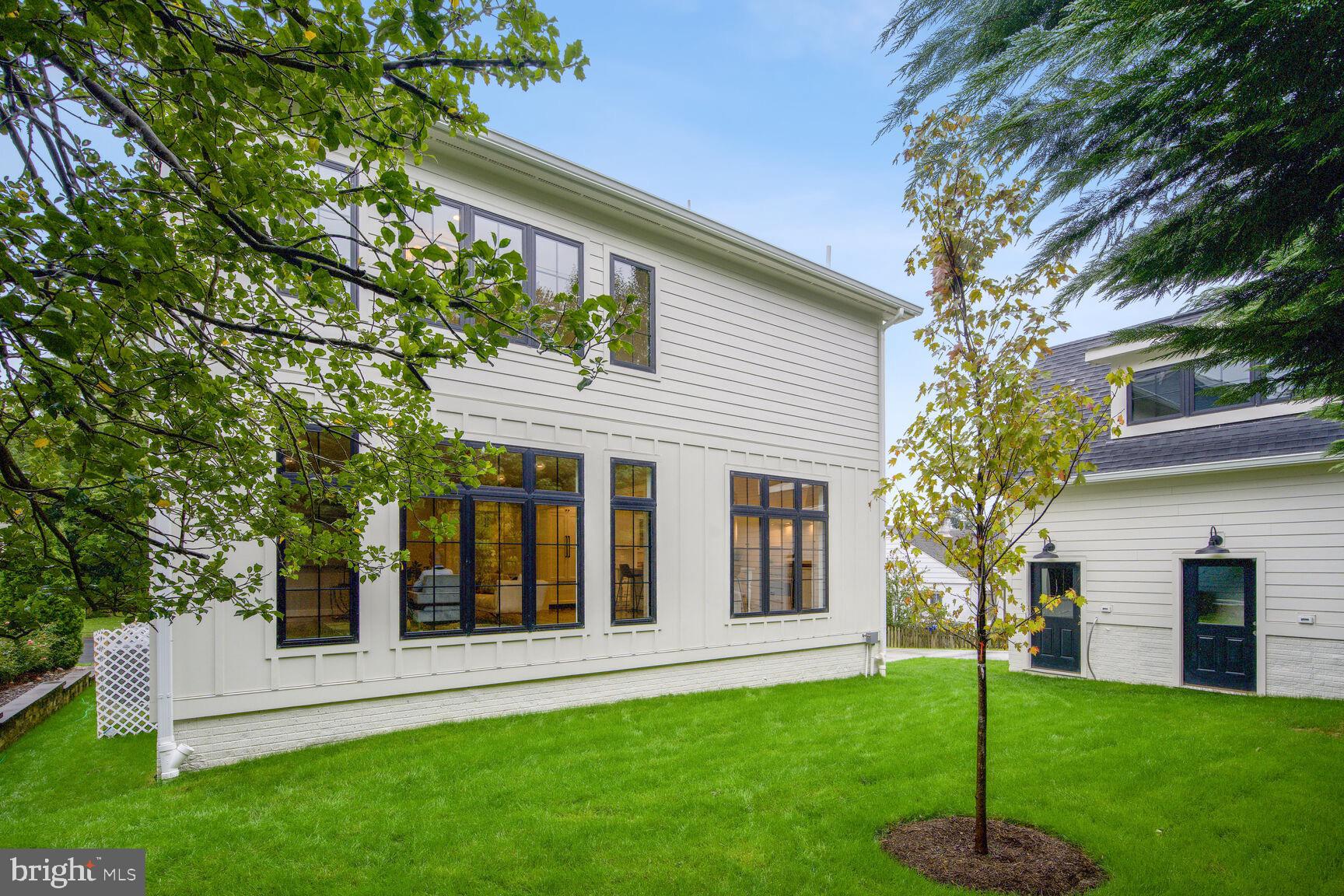 COUNTRY CLUB MANOR - Residential