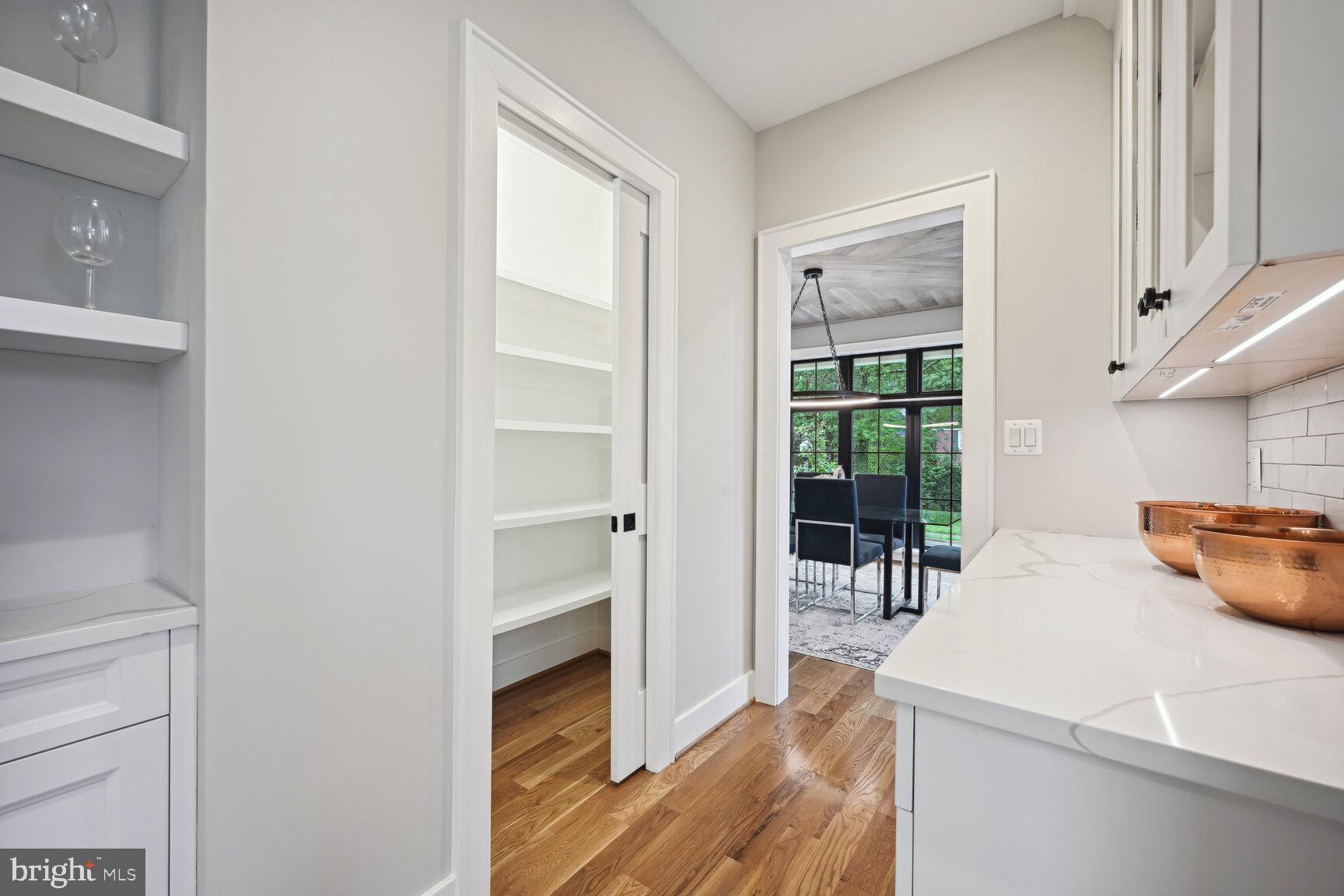 COUNTRY CLUB MANOR - Residential