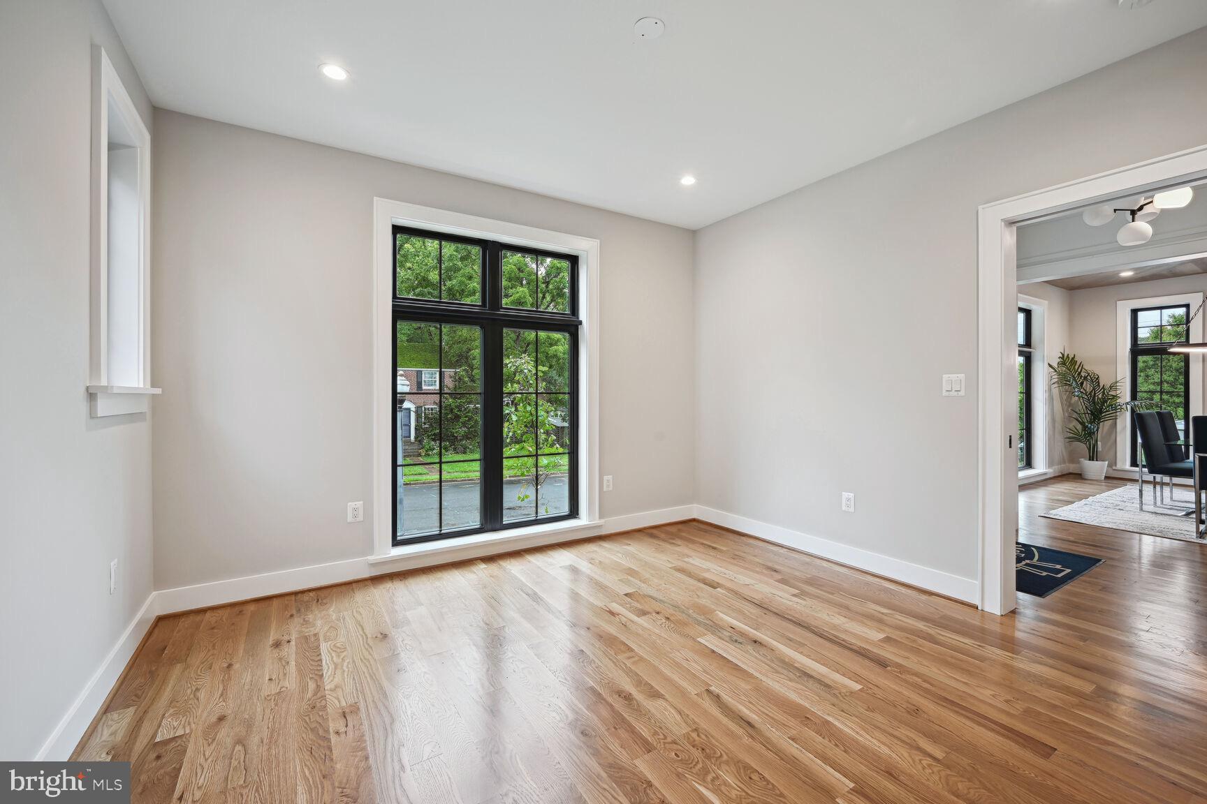 COUNTRY CLUB MANOR - Residential