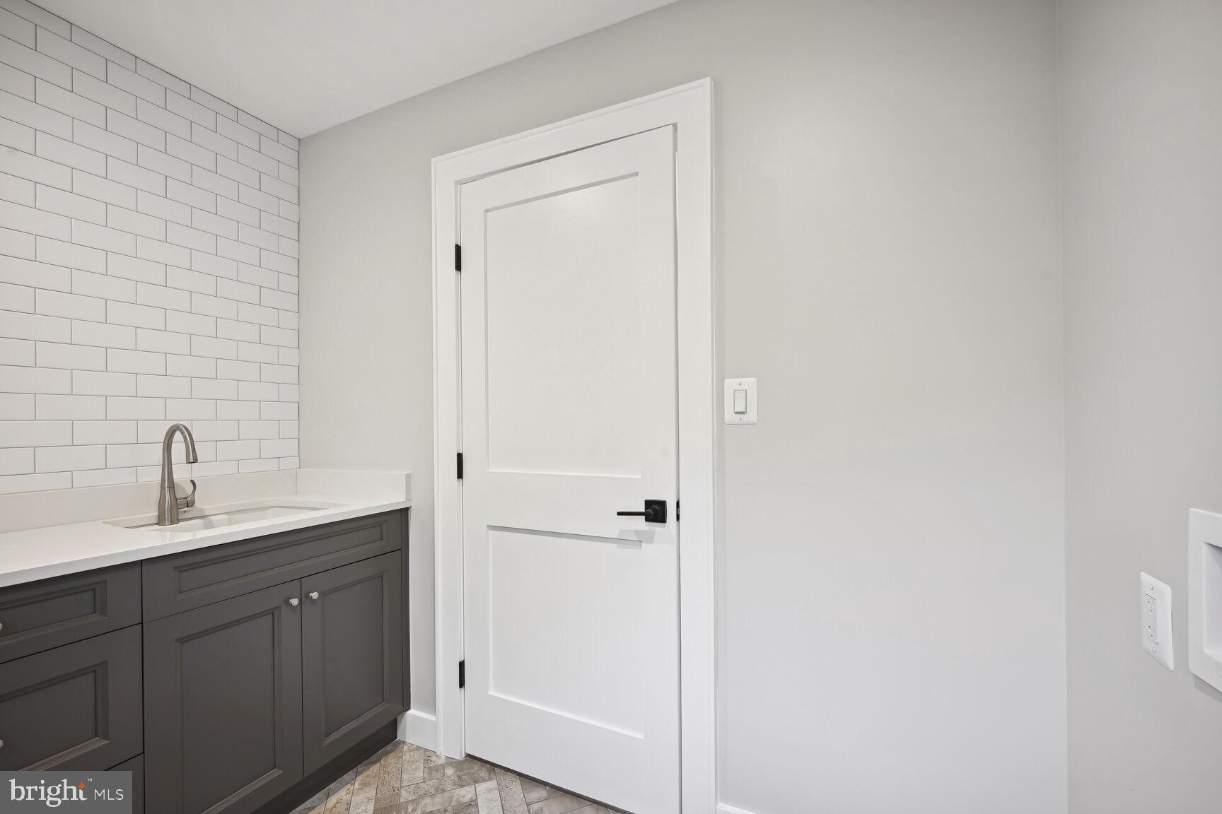 COUNTRY CLUB MANOR - Residential