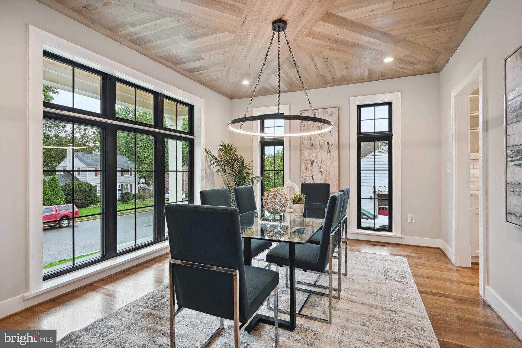 COUNTRY CLUB MANOR - Residential