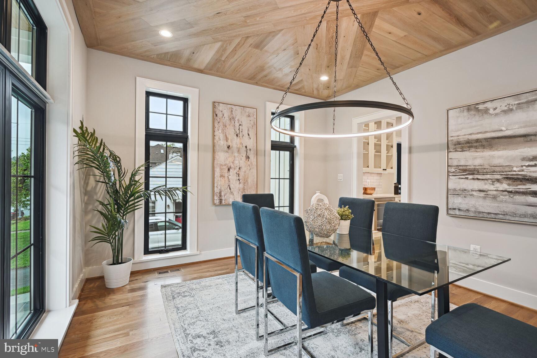 COUNTRY CLUB MANOR - Residential