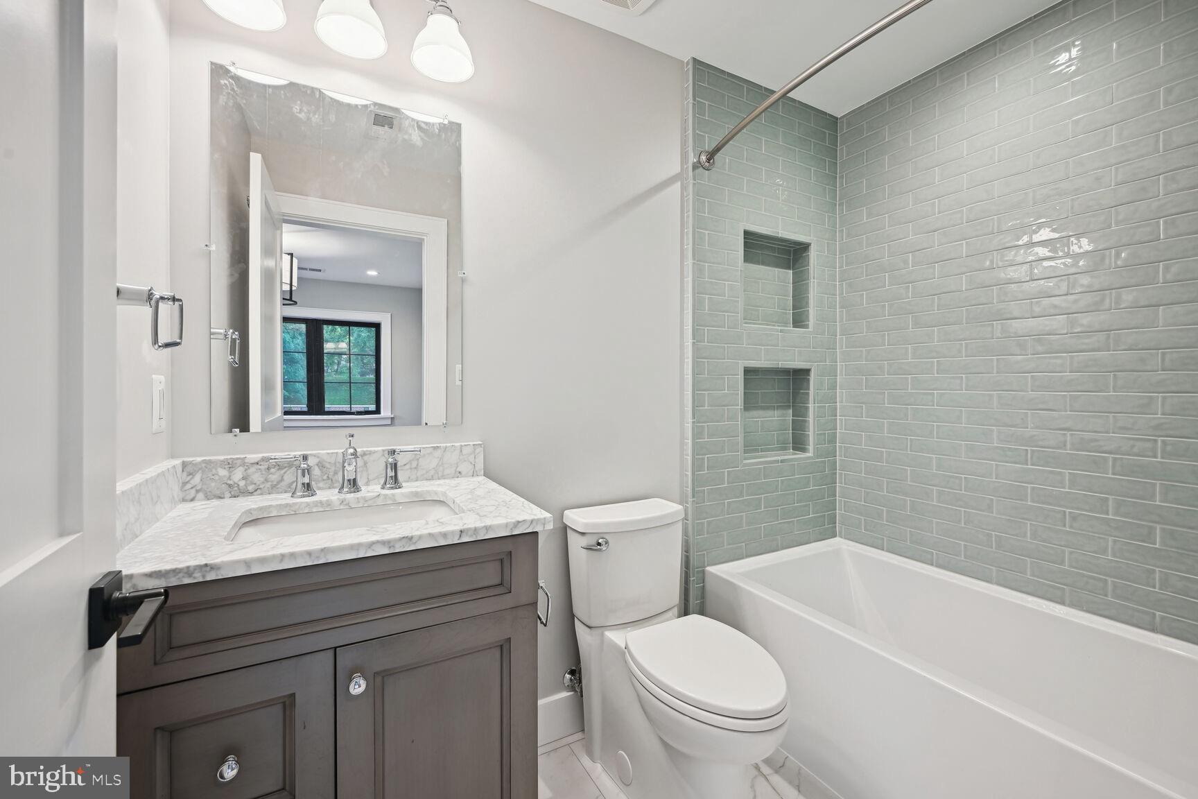 COUNTRY CLUB MANOR - Residential