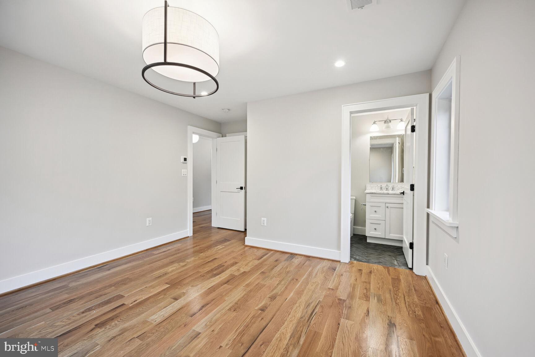 COUNTRY CLUB MANOR - Residential