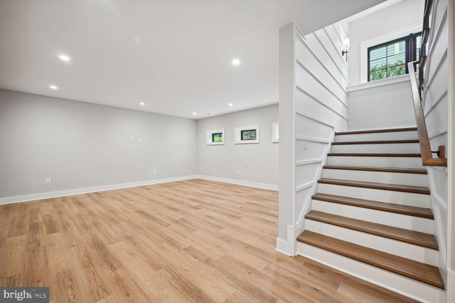 COUNTRY CLUB MANOR - Residential