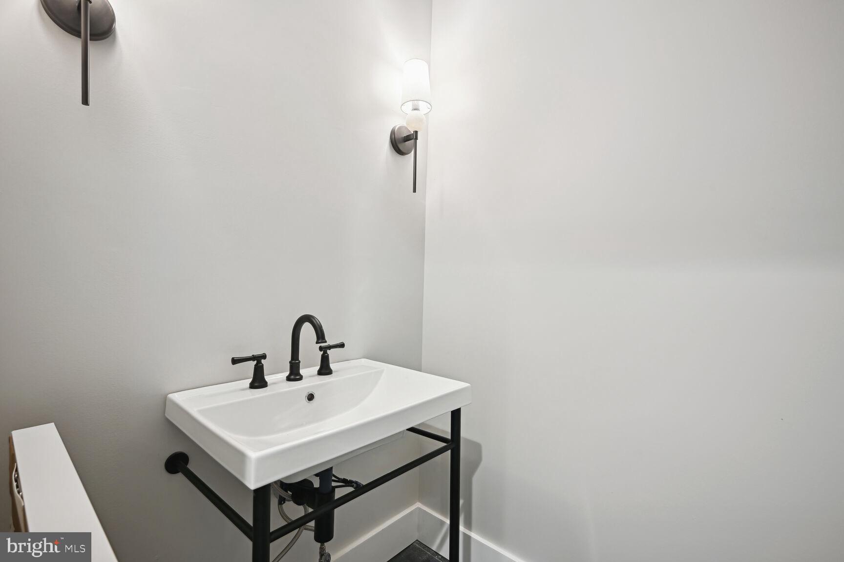 COUNTRY CLUB MANOR - Residential