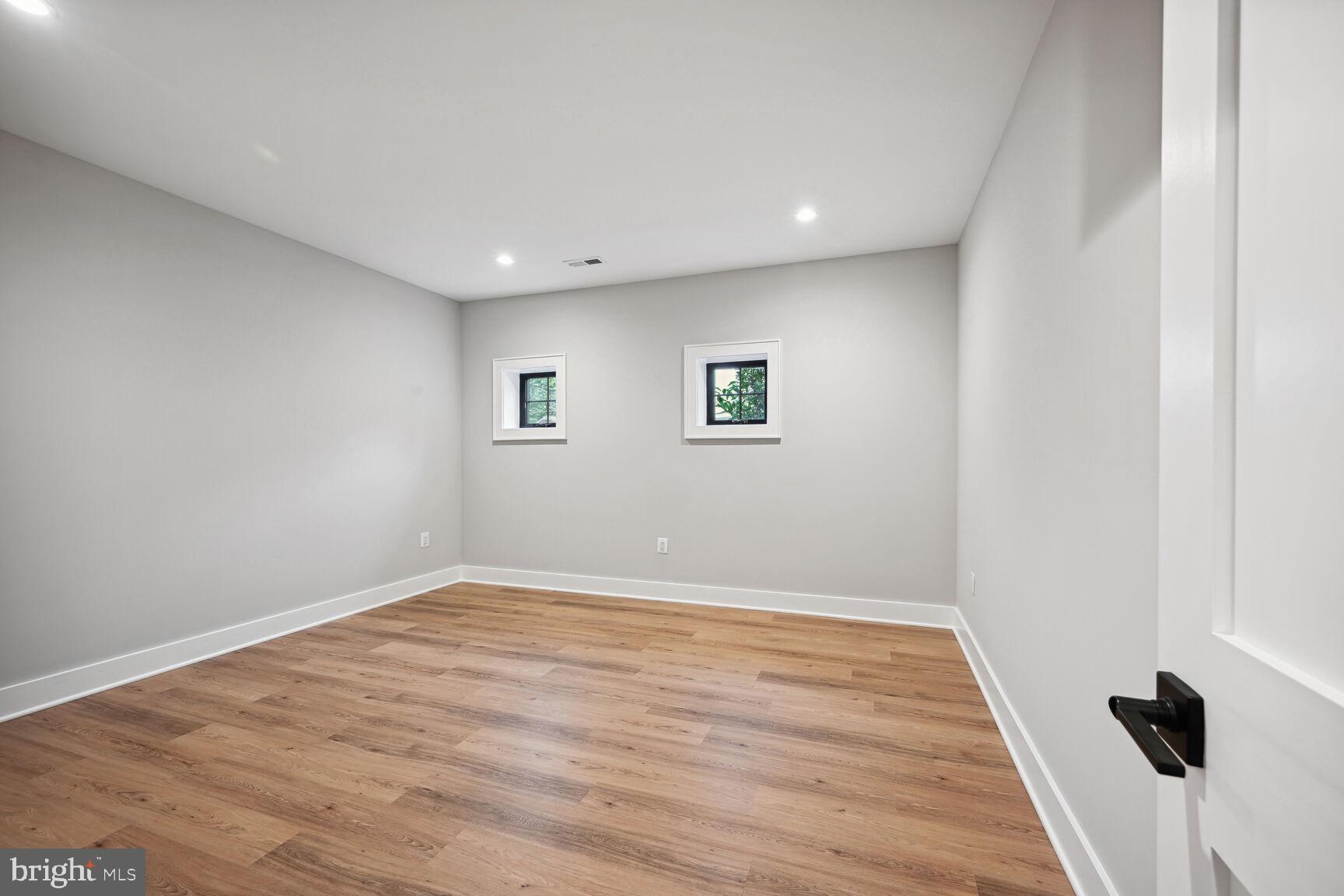 COUNTRY CLUB MANOR - Residential