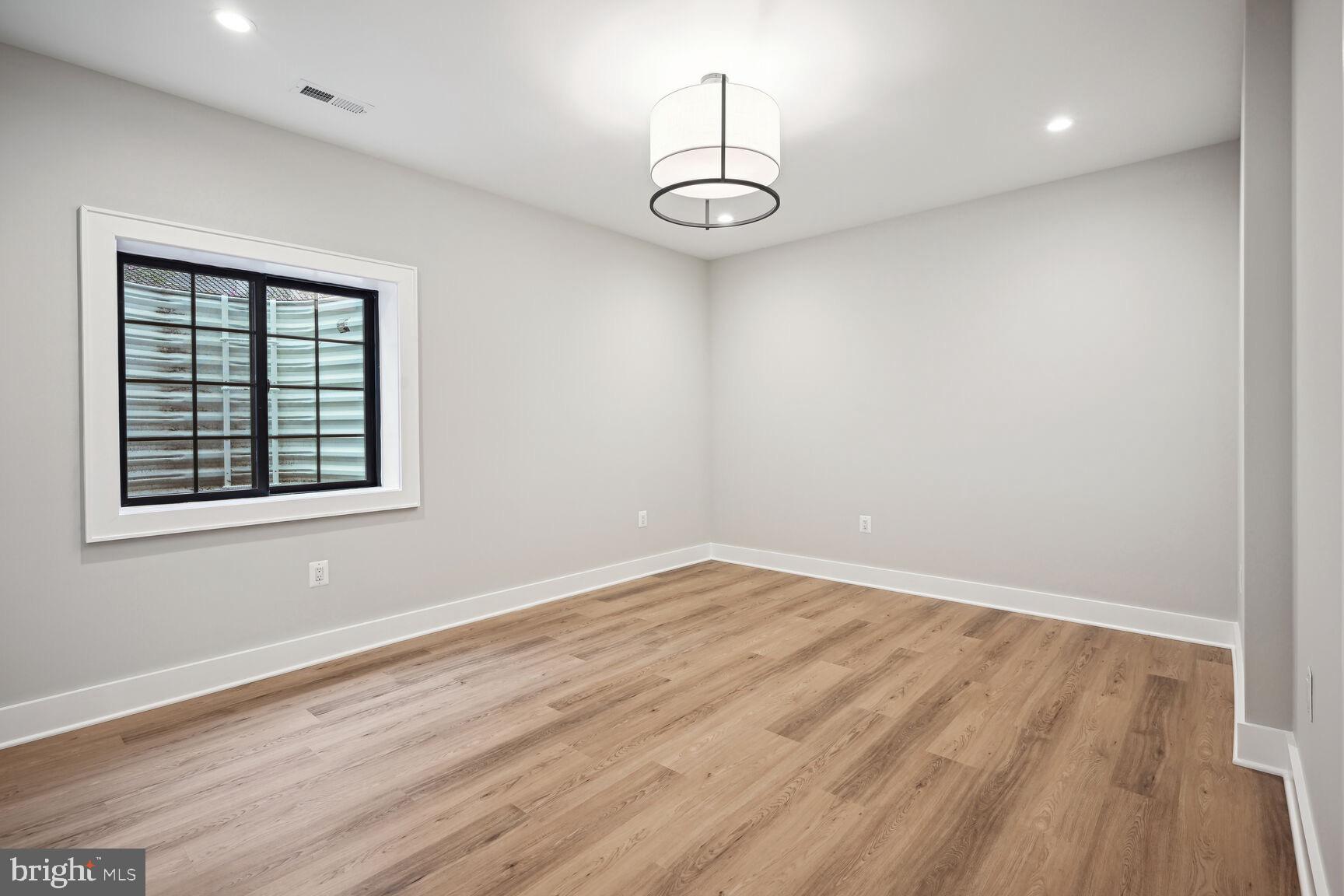 COUNTRY CLUB MANOR - Residential