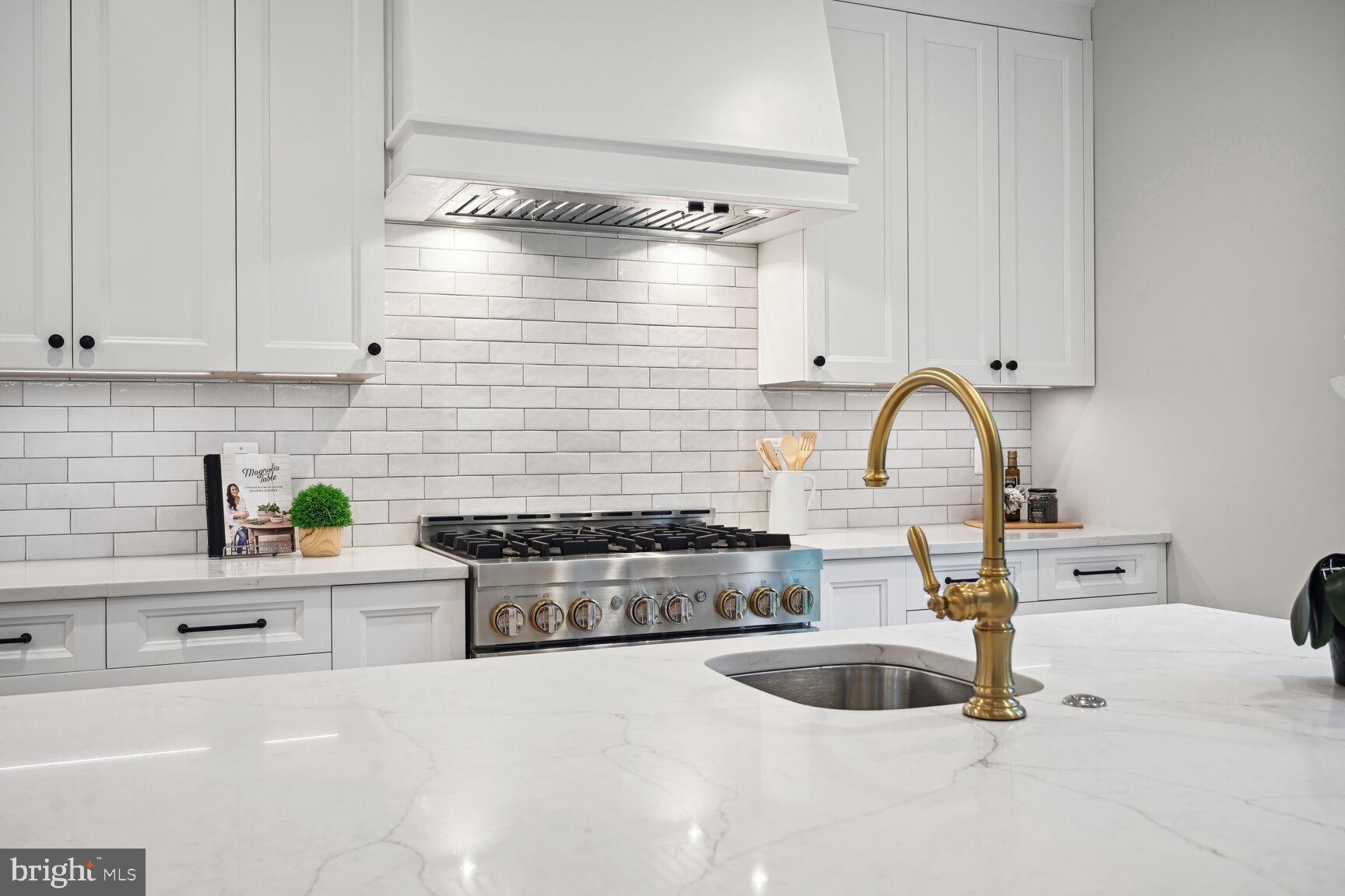 COUNTRY CLUB MANOR - Residential