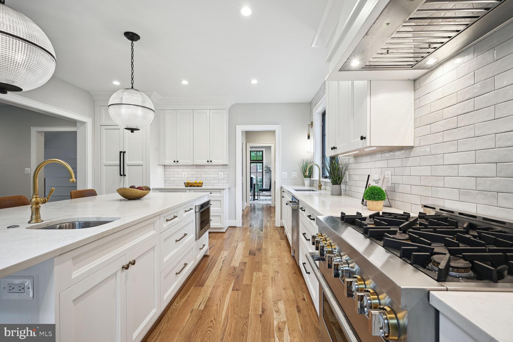 COUNTRY CLUB MANOR - Residential