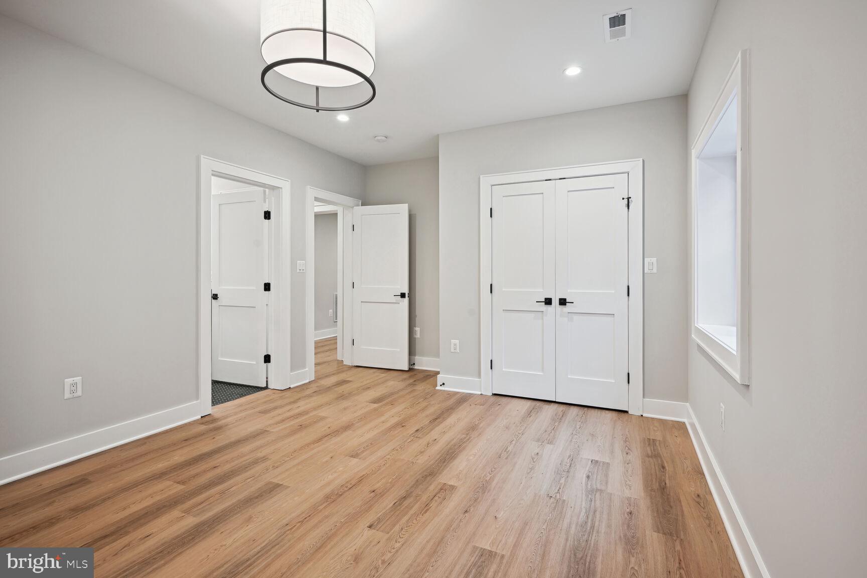 COUNTRY CLUB MANOR - Residential