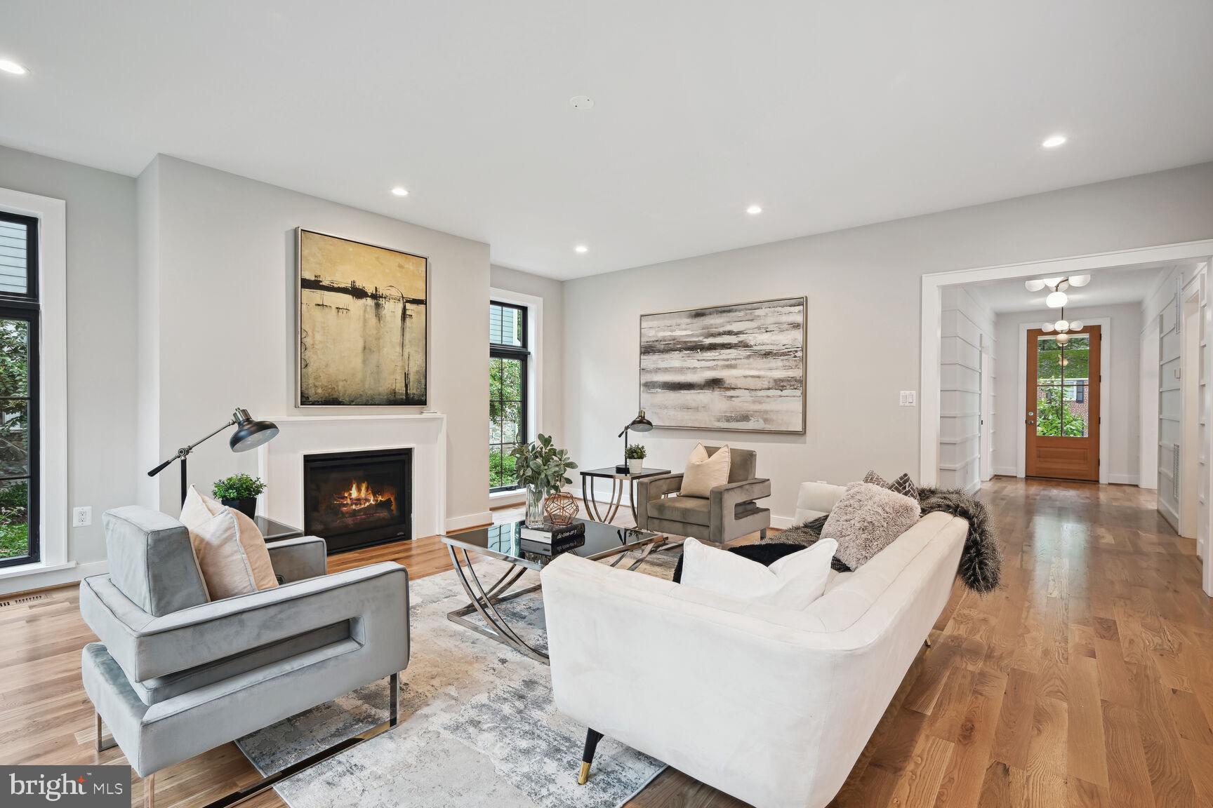 COUNTRY CLUB MANOR - Residential