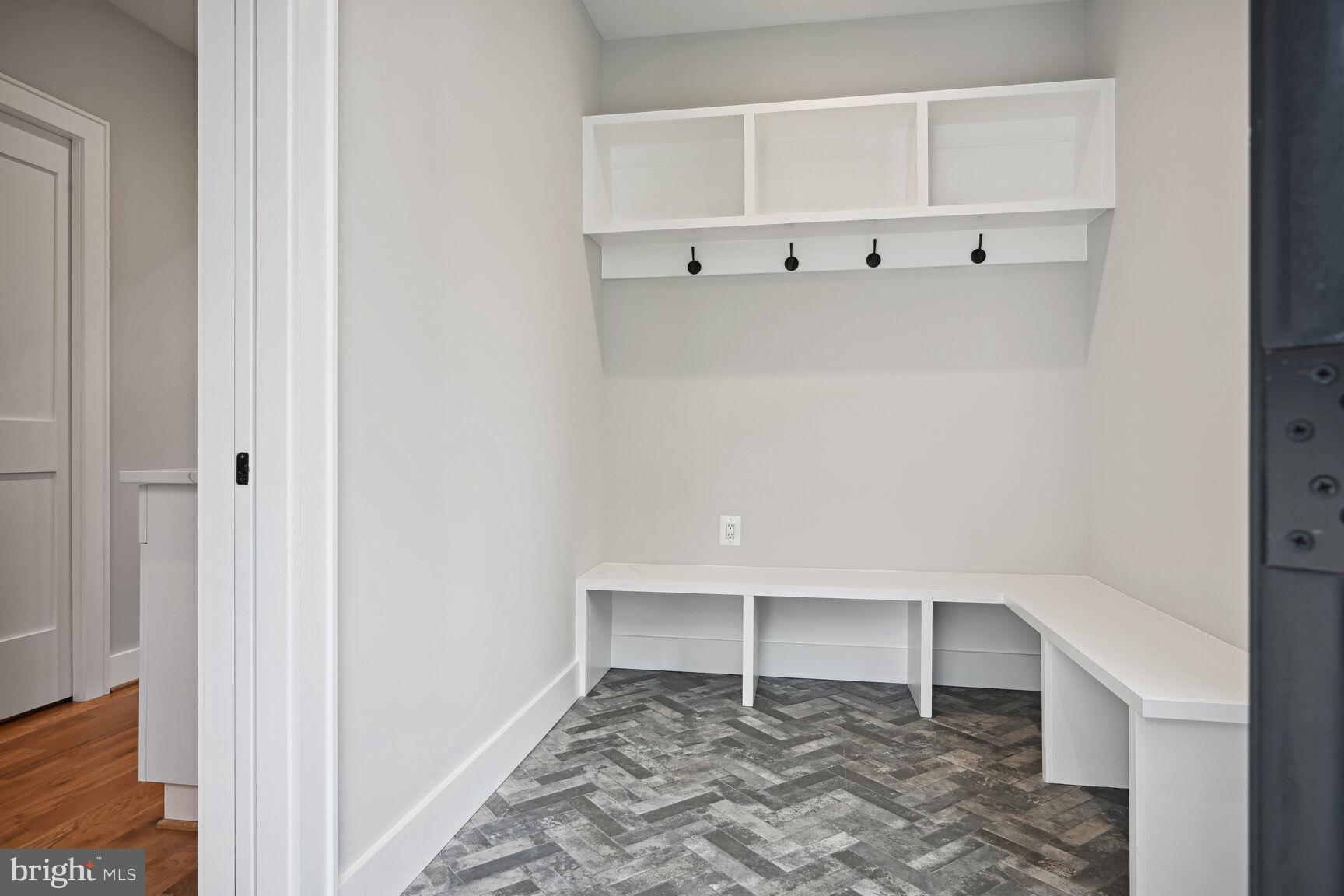 COUNTRY CLUB MANOR - Residential