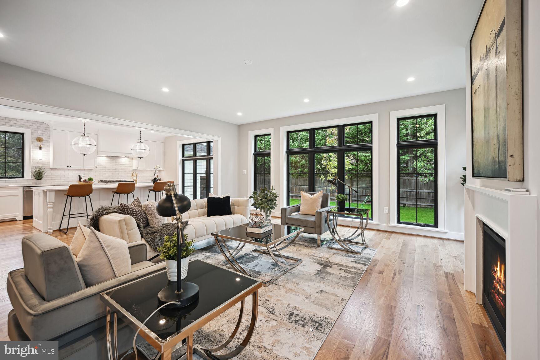 COUNTRY CLUB MANOR - Residential