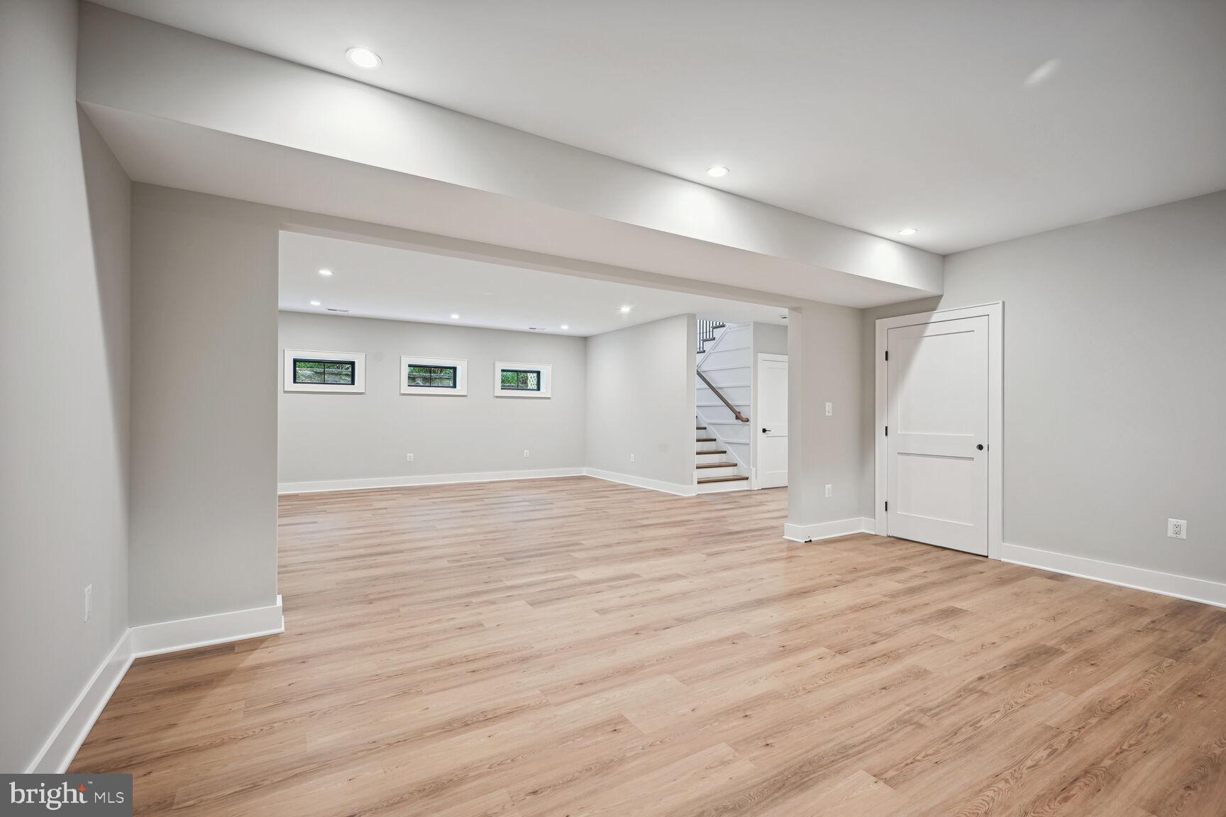 COUNTRY CLUB MANOR - Residential