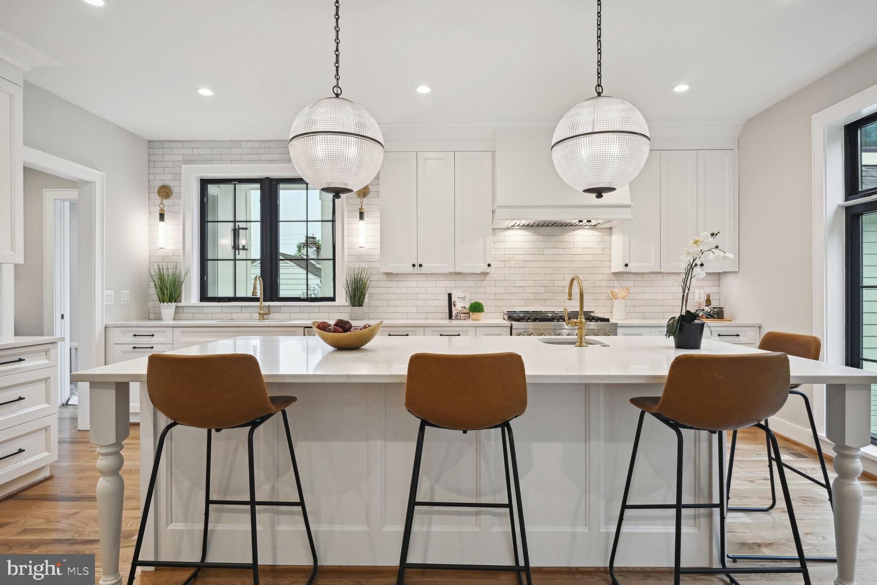 COUNTRY CLUB MANOR - Residential