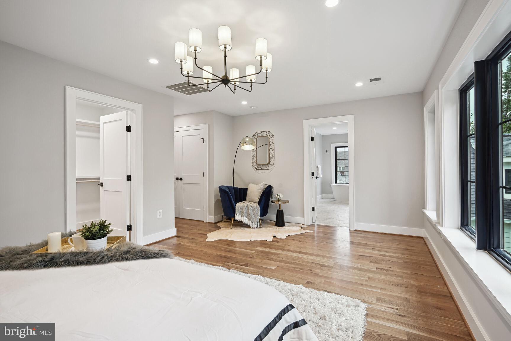 COUNTRY CLUB MANOR - Residential