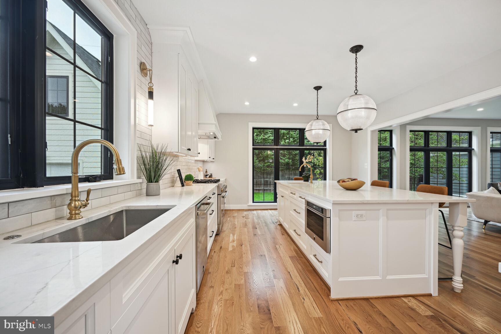 COUNTRY CLUB MANOR - Residential