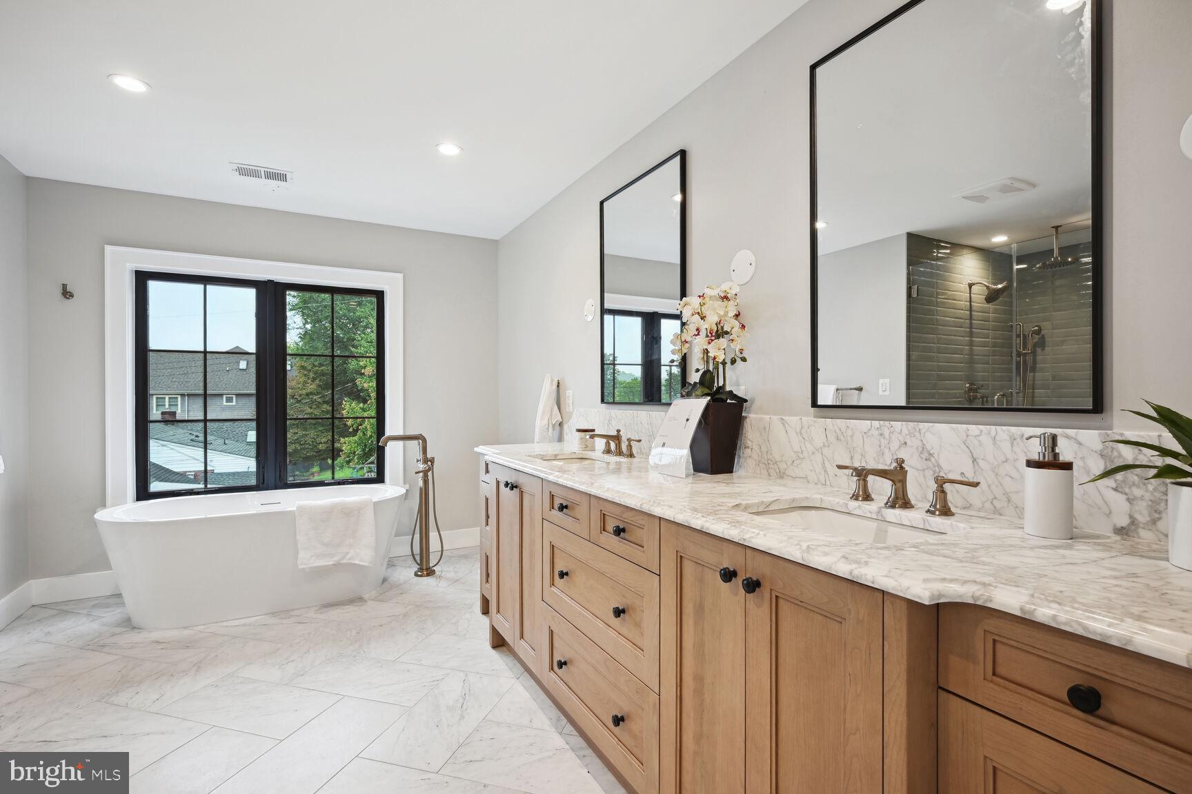 COUNTRY CLUB MANOR - Residential