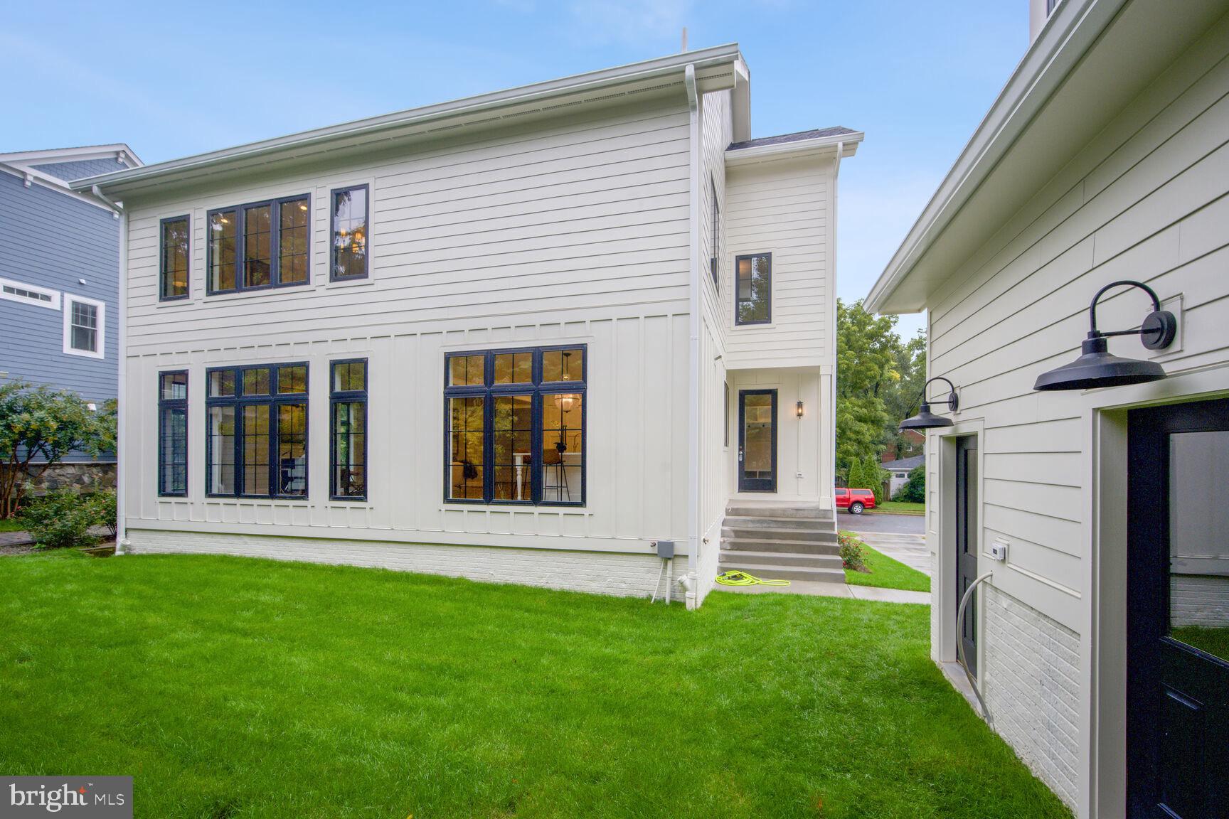 COUNTRY CLUB MANOR - Residential