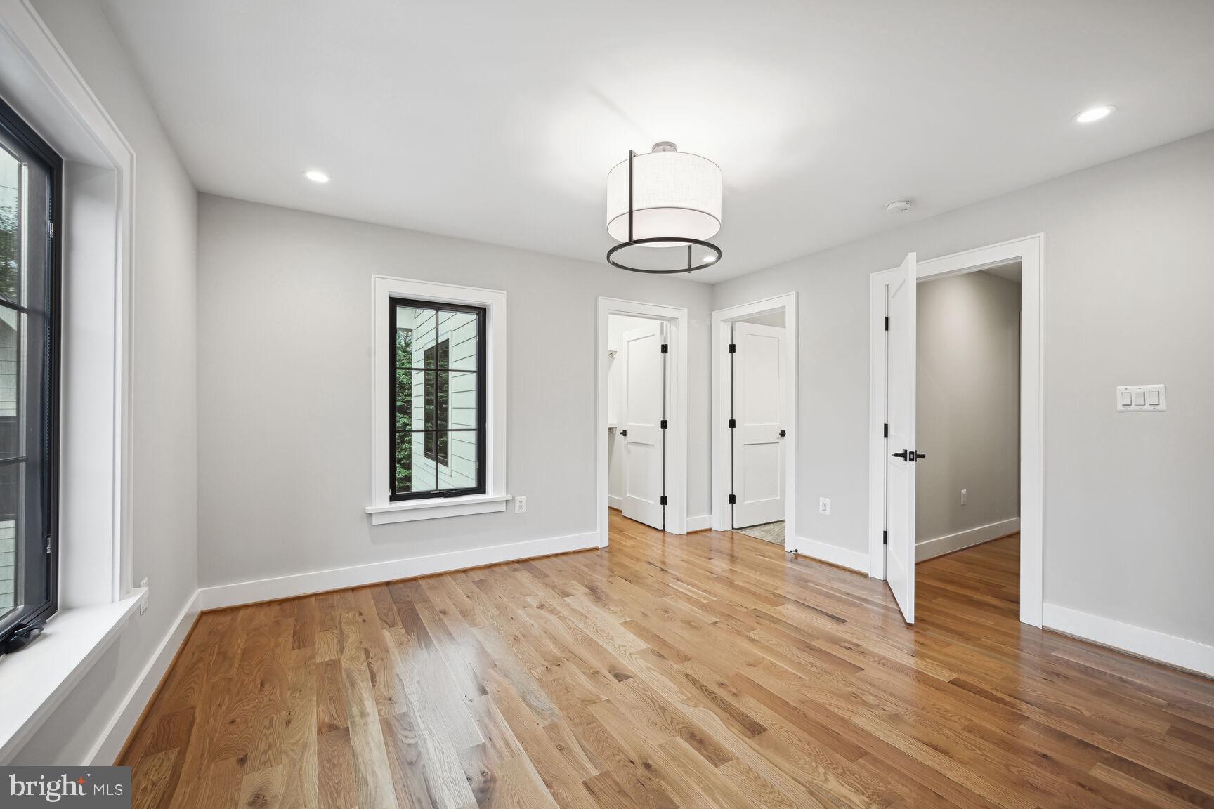 COUNTRY CLUB MANOR - Residential