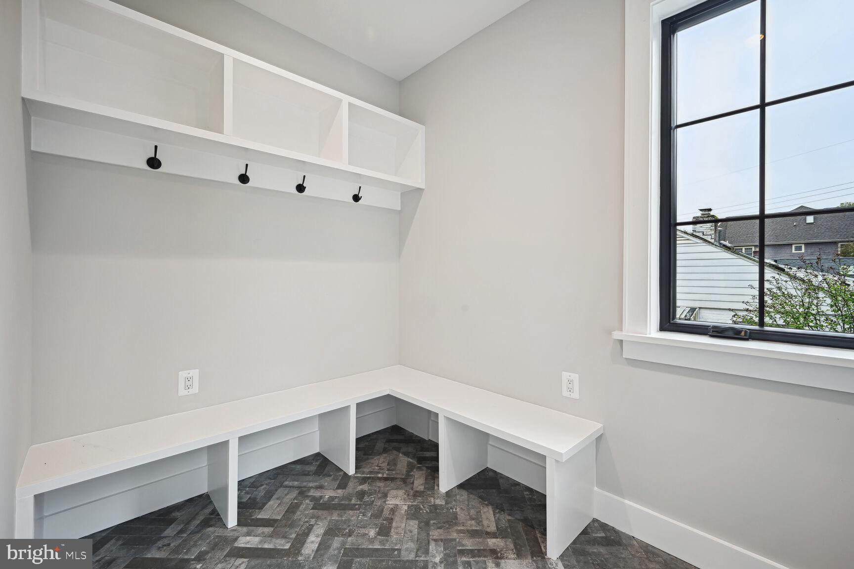 COUNTRY CLUB MANOR - Residential