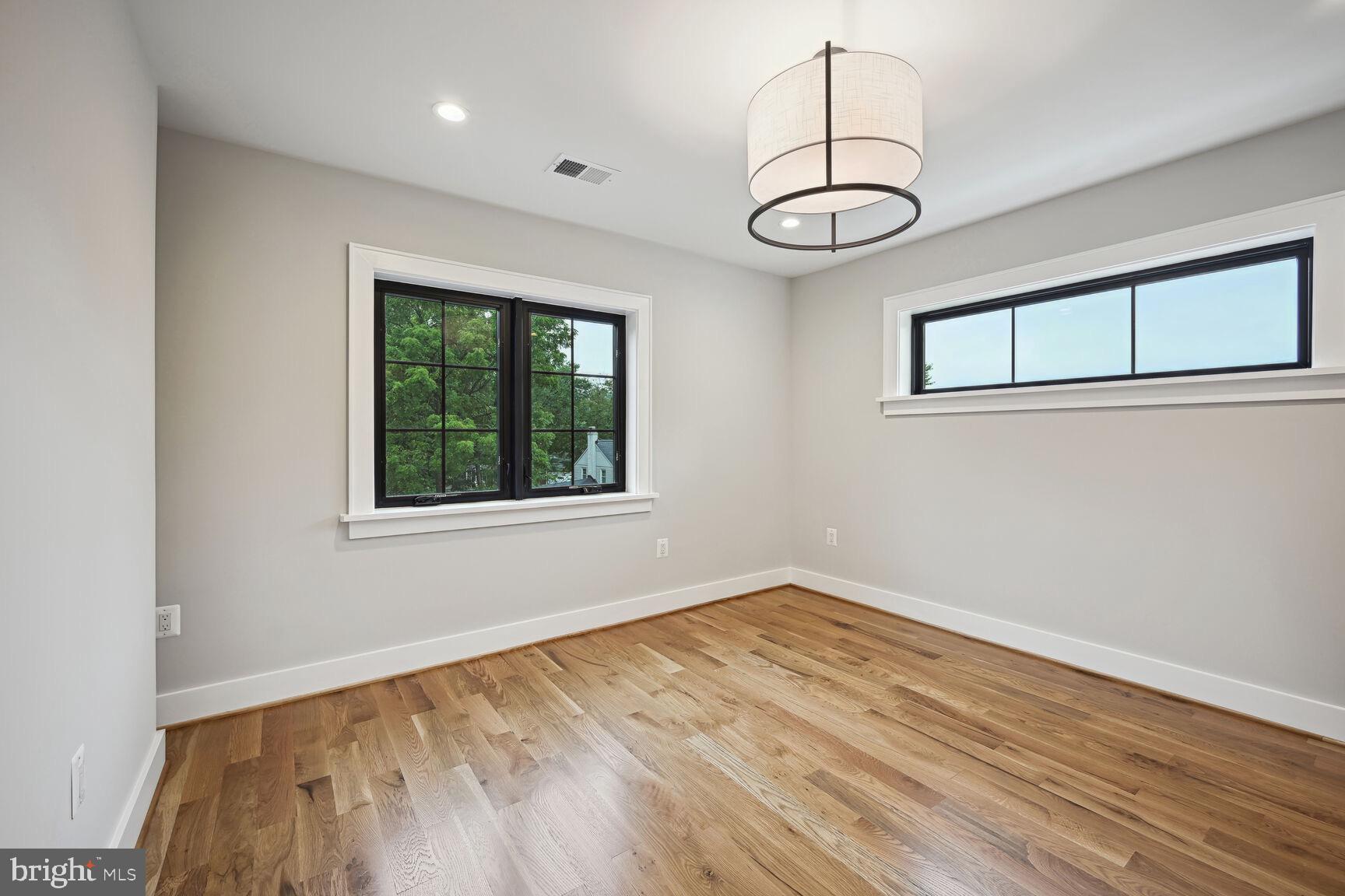 COUNTRY CLUB MANOR - Residential