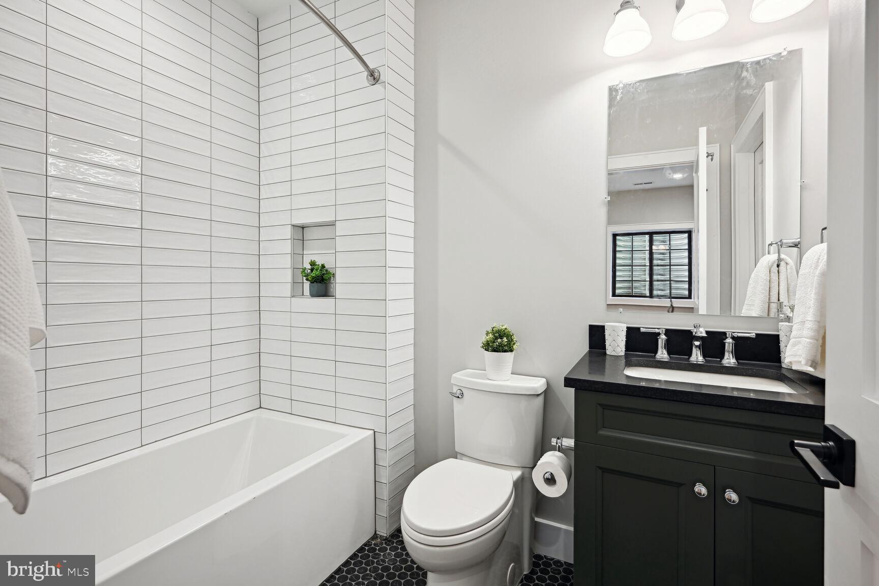 COUNTRY CLUB MANOR - Residential