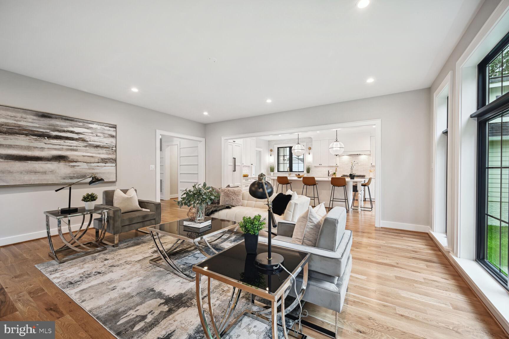 COUNTRY CLUB MANOR - Residential