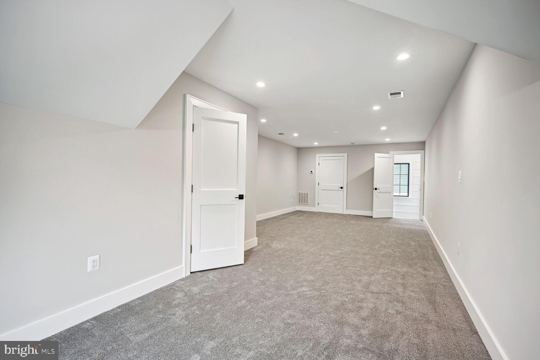 COUNTRY CLUB MANOR - Residential