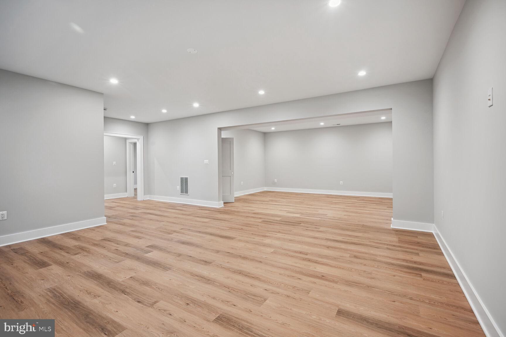 COUNTRY CLUB MANOR - Residential