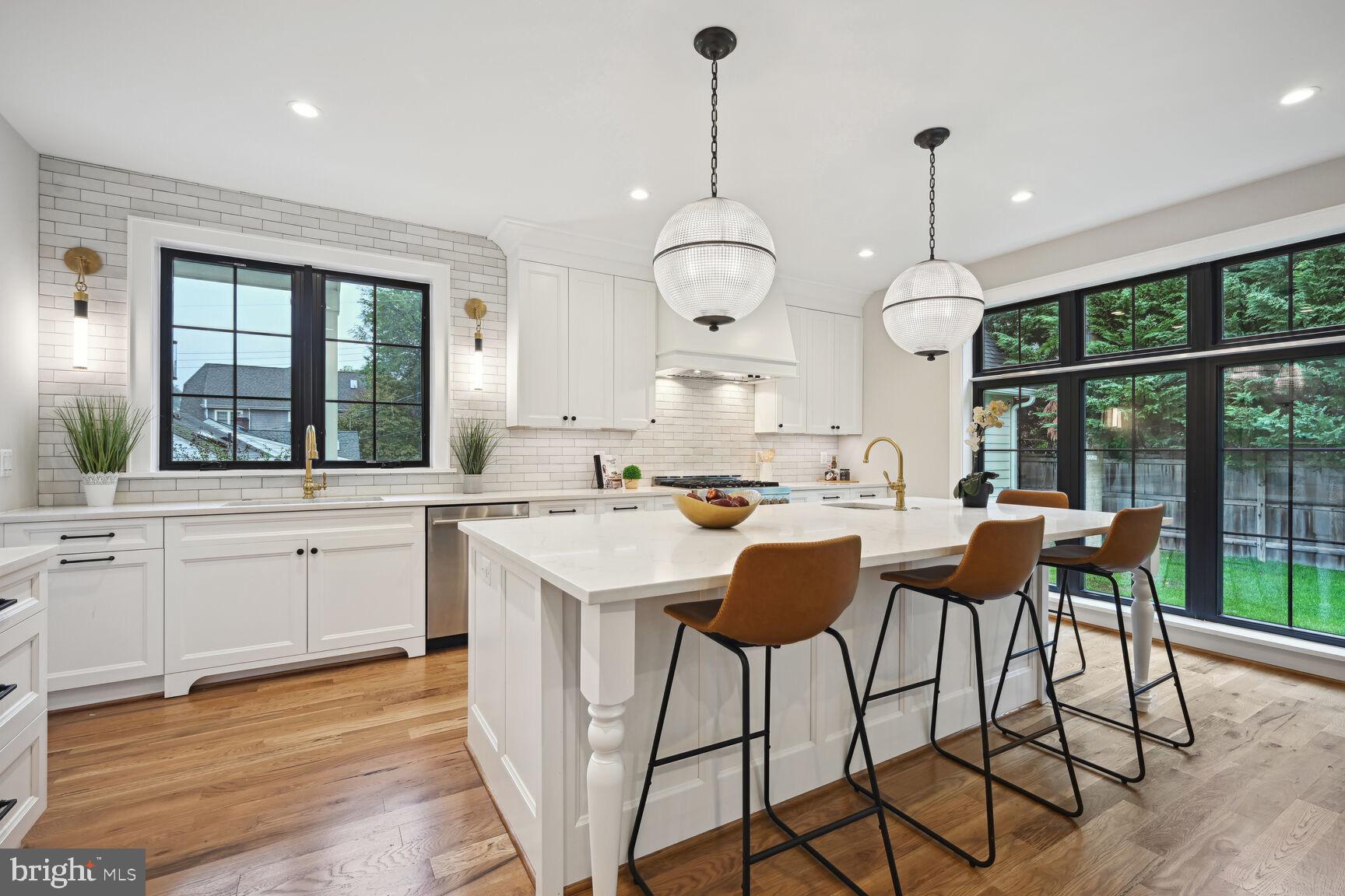 COUNTRY CLUB MANOR - Residential