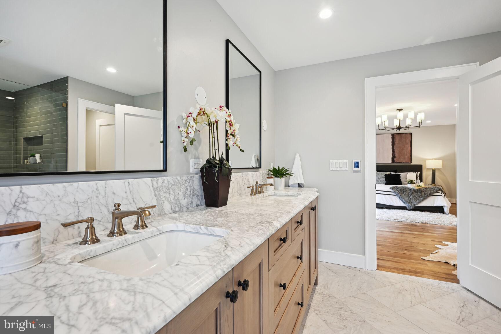 COUNTRY CLUB MANOR - Residential