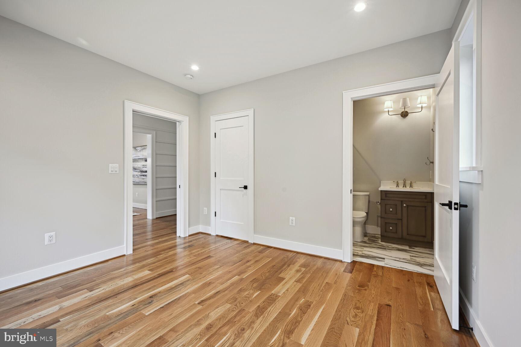 COUNTRY CLUB MANOR - Residential