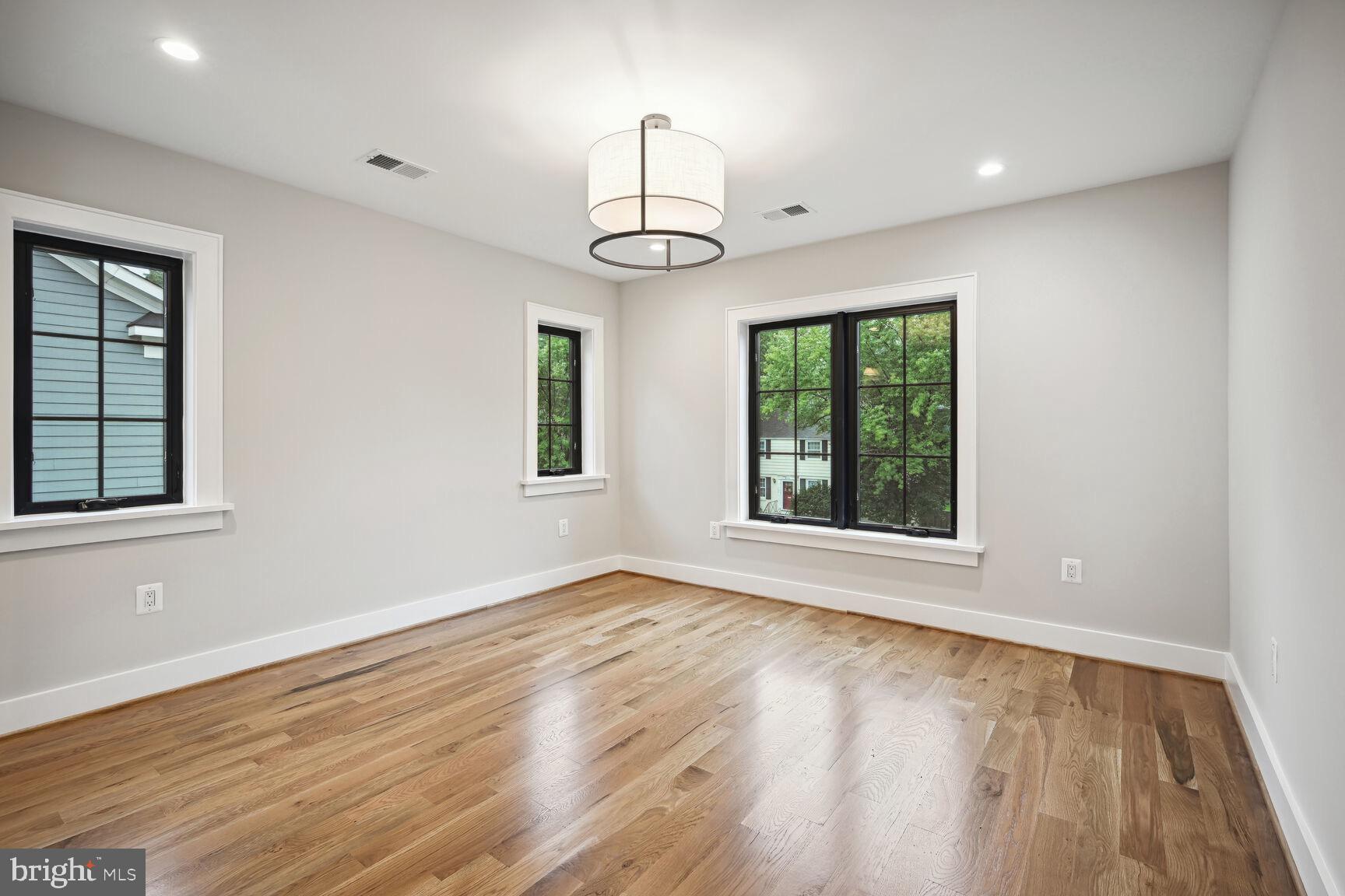 COUNTRY CLUB MANOR - Residential