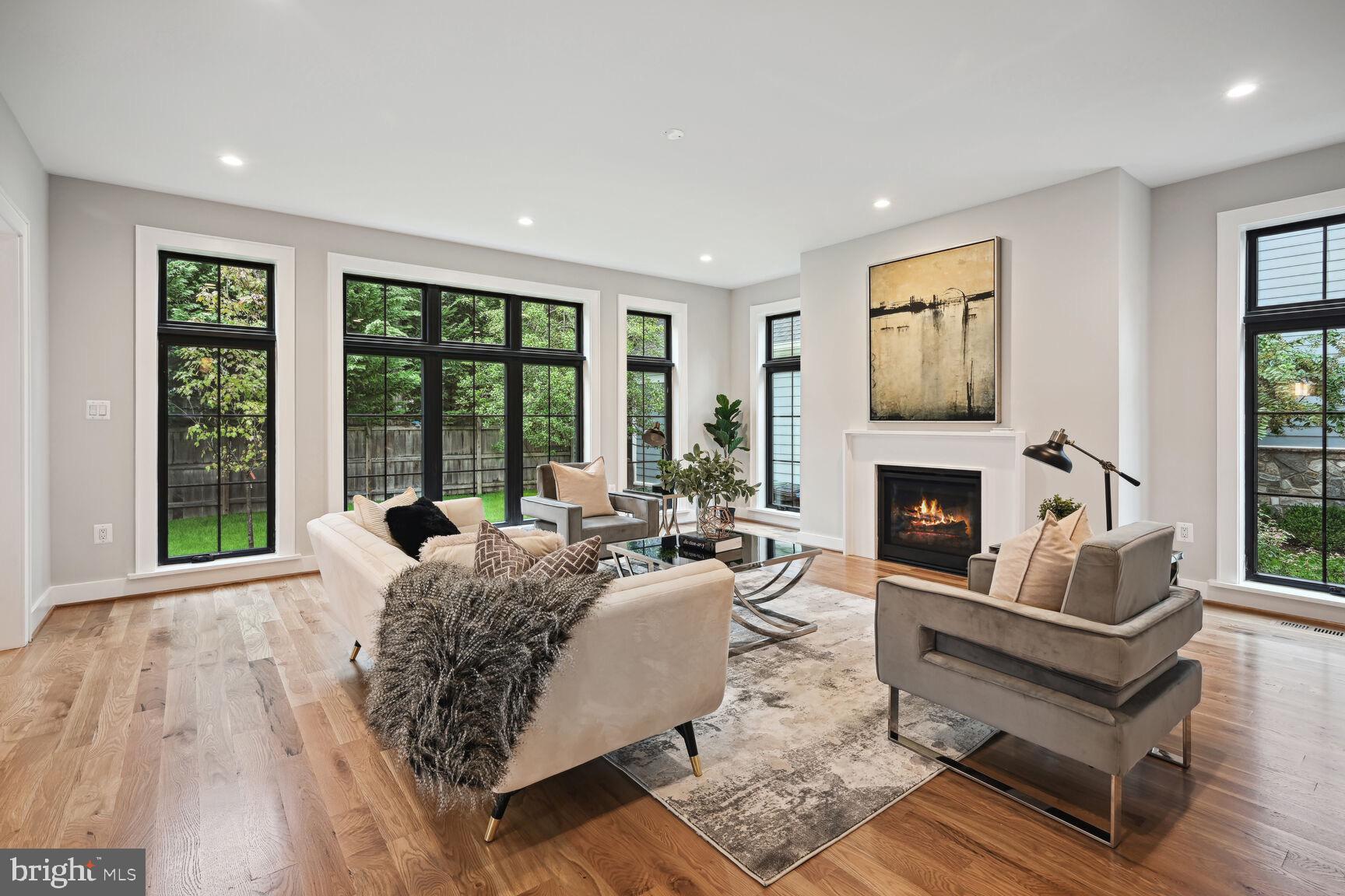 COUNTRY CLUB MANOR - Residential