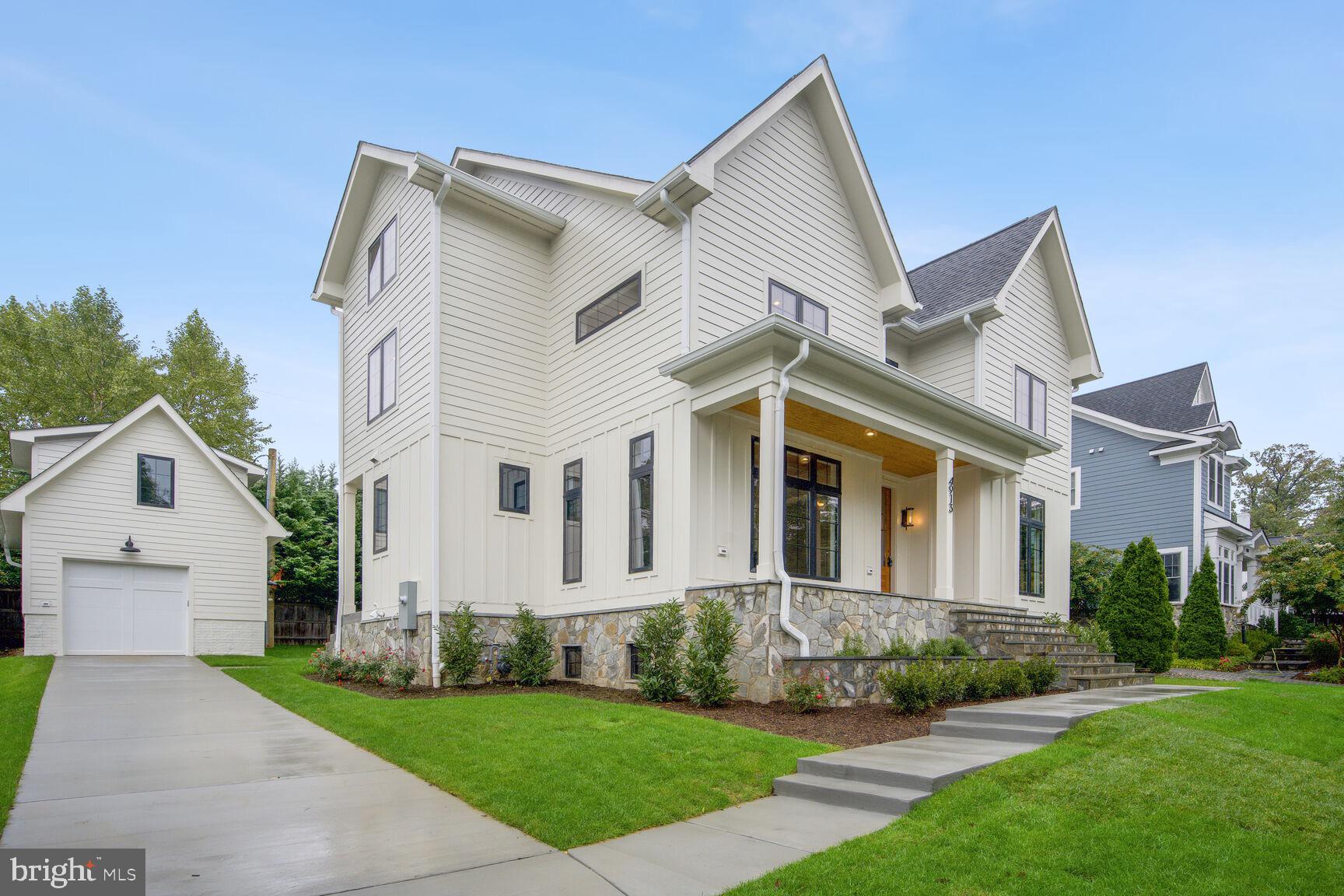 COUNTRY CLUB MANOR - Residential